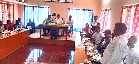 வாரச்சந்தையில் கட்டணம் வசூலிக்கும் உரிமத்துக்கு பொது ஏலம் நகா்மன்றத் தலைவா் தகவல்