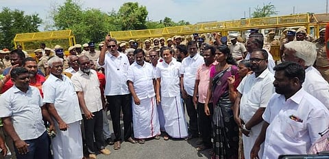 சேத்தியாத்தோப்பு அருகே வளையமாதேவி கிராமத்திற்கு செல்ல முயன்ற போது தடுத்து நிறுத்தப்பட்டதை கண்டித்து முழக்கமிட்டு ஆர்ப்பாட்டத்தில் ஈடுபட்ட மார்க்சிஸ்ட் கம்யூ கட்சியினர்.