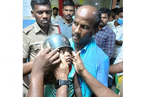 பாத்திரத்தில் சிக்கிய சிறுவனின் தலை!