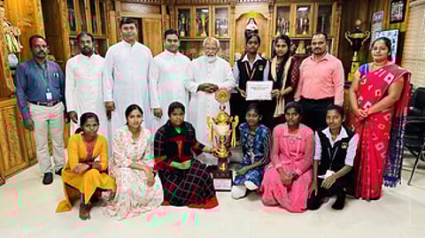 மாநில அளவிலான கையுந்துப் பந்து போட்டி: சூசைபுரம் அல்போன்சா கல்லூரி சாதனை