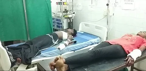 திருநெல்வேலி அரசு மருத்துவக்கல்லூரி மருத்துவமனையில் சிகிச்சைக்காக சேர்க்கப்பட்டுள்ள சின்னதுரை மற்றும் சகோதரி சந்திரசெல்வி.