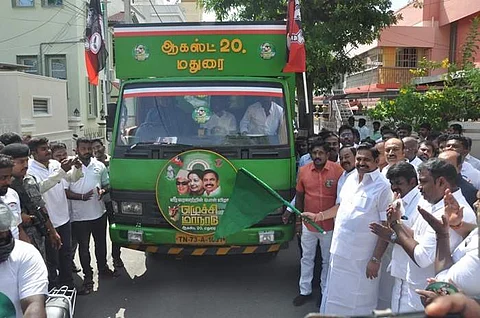 ஆகஸ்ட் 20 ஆம் தேதி மதுரையில் நடைபெற உள்ள அதிமுக கட்சி எழுச்சி மாநாட்டிற்கான பிரசார வாகனத்தை கொடியசைத்து தொடங்கி வைக்கும் அதிமுக பொதுச்செயலாளர் எடப்பாடி கே பழனிசாமி.