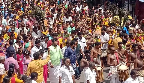 திருவாடானை ஆற்றங்கரை மகாலிங்க மூர்த்தி சுவாமி கோயிலில் ஆடித் திருவிழாவில் வெள்ளிக்கிழமை பக்தர்கள் காவடி எடுத்து ஊர்வலமாக வந்தனர்.