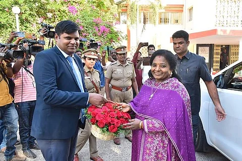 திருநெல்வேலி வண்ணார்பேட்டை அரசு சுற்றுலா மாளிகைக்கு வந்த புதுச்சேரி மற்றும் தெலங்கானா ஆளுநர் தமிழிசை சௌந்தர்ராஜனை வரவேற்ற மாவட்ட ஆட்சியர் கார்த்திகேயன்.