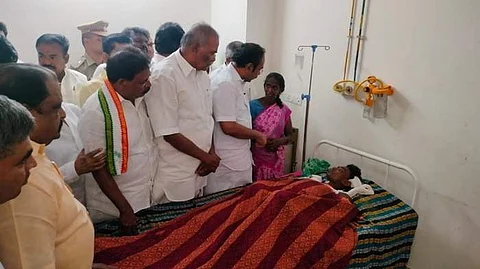 மருத்துவமனையில் அனுமதிக்கப்பட்ட சின்னதுரை, அவரது சகோதரியை பேரவைத் தலைவர் அப்பாவு, நிதி அமைச்சர் தங்கம் தென்னரசு ஆகியோர் நேரில் சந்தித்து ஆறுதல்