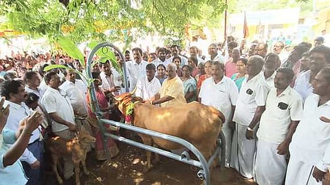 கோட்டப்பூண்டியில் வெள்ளிக்கிழமை புதிய கால்நடை கிளை மருத்துவமனையை திறந்து வைத்த அமைச்சா் செஞ்சிமஸ்தான்.