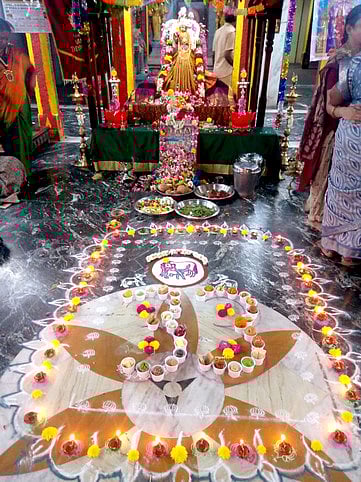 தியாகதுருகம் ஸ்ரீ வாசவி கன்னிகா பரமேஸ்வரி அம்மன் கோயிலில் வெள்ளிக்கிழமை நடைபெற்ற சிறப்பு அலங்காரத்தில் சுவாமி.