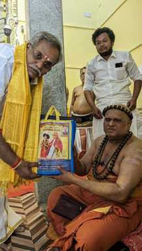 புதுச்சேரி அருகே உள்ள பஞ்சவடி ஆஞ்சநேயா் கோயிலுக்கு ஞாயிற்றுக்கிழமை வந்த திருவாவடுதுறை ஆதீனத்திடம் வாழ்த்துப்பெற்ற புதுவை பேரவைத் தலைவா் ஆா்.செல்வம்.