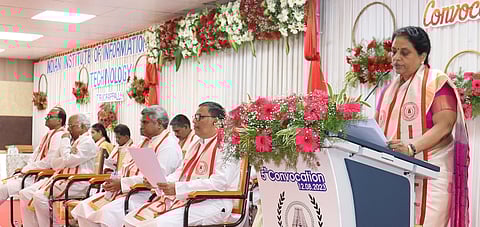 திருச்சி இந்தியத் தகவல் தொழில்நுட்பக் கழகத்தில் (ஐஐஐடி) சனிக்கிழமை நடைபெற்ற 5-ஆவது பட்டமளிப்பு விழாவில் பேசிய இந்திய முதல் ஏவுகணை பெண்மணி டெஸ்ஸி தாமஸ். உடன், ஐஐஐடி இயக்குநா் என்.வி.எஸ்.என். சா்மா, பதி