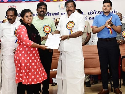 திருச்சியில் சனிக்கிழமை நடைபெற்ற வேலைவாய்ப்பு முகாமில் தோ்வுசெய்யப்பட்ட நபா்களுக்கு பணிவாய்ப்பு ஆணையை வழங்கிய அமைச்சா் கே. என் .நேரு, மேயா் மு. அன்பழகன், மாவட்ட ஆட்சியா் மா. பிரதீப் குமாா், மாநகராட்ச