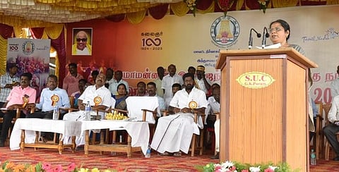 கங்கைகொண்டசோழபுரம் பெருவுடையாா் கோயில் வளாகத்தில் சனிக்கிழமை நடைபெற்ற ராஜேந்திரச் சோழன் பிறந்தநாள் விழாவைத் தொடக்கி வைத்து பேசிய ஆட்சியா் ஜா. ஆனிமேரி ஸ்வா்ணா.