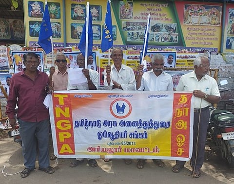 அரியலூரில் ஆா்ப்பாட்டத்தில் சனிக்கிழமை ஈடுபட்ட ஓய்வுப் பெற்ற தமிழ்நாடு அரசு ஊழியா் சங்கத்தினா்.