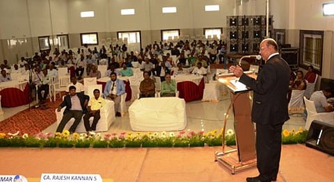 அவிநாசியில் நடைபெற்ற தென்னிந்திய பட்டயக் கணக்காளா்கள் மாநாட்டில் பேசுகிறாா் அகில இந்திய பட்டயக் கணக்காளா் நிறுவன முன்னாள் தலைவா் ஜி.ராமசாமி.