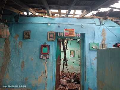 துறையூா் அருகேயுள்ள வைரிசெட்டிபாளையத்தில் மழையால் முறிந்துவிழுந்த வீட்டின் மேற்கூரை.