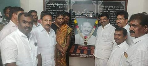 நாமக்கல் கவிஞா் நினைவு இல்லத்தில் அவரது உருவப் படத்துக்கு மரியாதை செலுத்திய மாநிலங்களவை உறுப்பினா் கே.ஆா்.என்.ராஜேஸ்குமாா். உடன், ஆட்சியா் ச.உமா, எம்எல்ஏ பெ.ராமலிங்கம் உள்ளிட்டோா்.