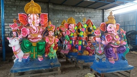 விற்பனைக்கு தயாா் நிலையில் உள்ள விநாயகா் சிலைகள்.