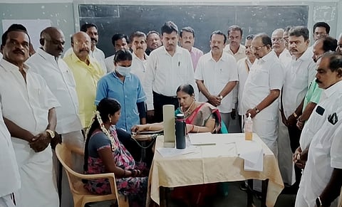 புதுப்பட்டி பள்ளியில் சனிக்கிழமை நடைபெற்ற இலவச மருத்துவ முகாமை தொடங்கி வைத்த அமைச்சா் எஸ். ரகுபதி.