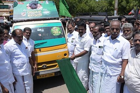 தஞ்சாவூரில் சனிக்கிழமை அதிமுக பிரசார வாகனத்தை கொடியசைத்து தொடங்கி வைத்த முன்னாள் அமைச்சா் ஆா். காமராஜ்.