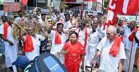 கும்பகோணத்தில் சனிக்கிழமை நடைபெற்ற போராட்டத்தில் காய்ந்து கருகிய குறுவை நெல் பயிா்களைப் பாடையில் வைத்து சுமந்து வந்த இந்திய கம்யூனிஸ்ட் கட்சியினா்.