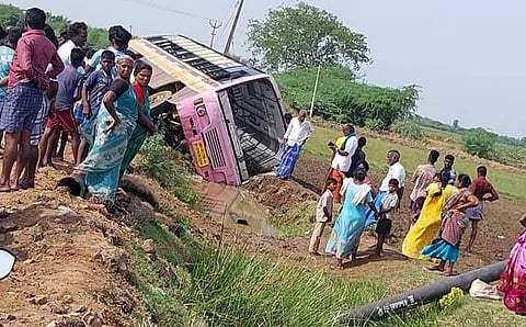 கூட்டுக் குடிநீர் குழாய்க்காக தோண்டப்பட்ட பள்ளத்தில் சிக்கி கவிழ்ந்து விபத்துகுள்ளான அரசு பேருந்து.