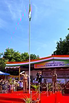 கள்ளக்குறிச்சியில் 140 பேருக்கு நற்சான்றிதழ்- மாவட்ட ஆட்சியா் வழங்கினாா்