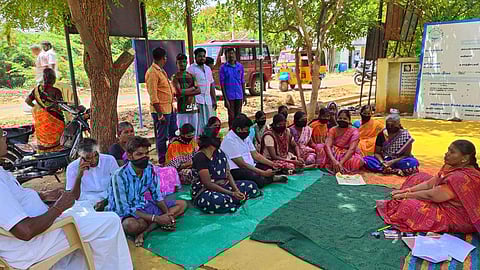 கிராம சபை கூட்டத்தில் வாயில் கருப்பு துணி கட்டி போராட்டத்தில் ஈடுபட்டுள்ள கானாங்குளம் பகுதி மக்கள்