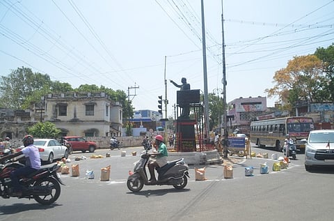 திருநெல்வேலி சந்திப்பில் போக்குவரத்து மாற்றத்திற்காக அமைக்கப்பட்டிருந்த தற்காலிக ரவுண்டானா.