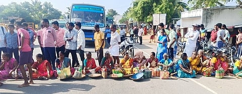 பணி மறுப்பு: 100 நாள் பணியாளா்கள் சாலை மறியல்