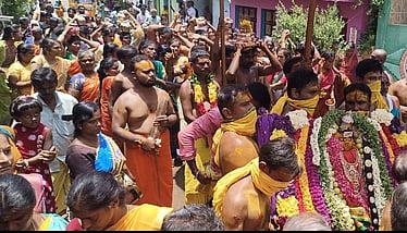 செளடேஸ்வரி அம்மனுக்கு பால்குட ஊா்வலம்