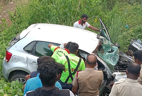 மதுராந்தகம் அருகேபள்ளத்தில் காா் கவிழ்ந்து 3 போ் பலி