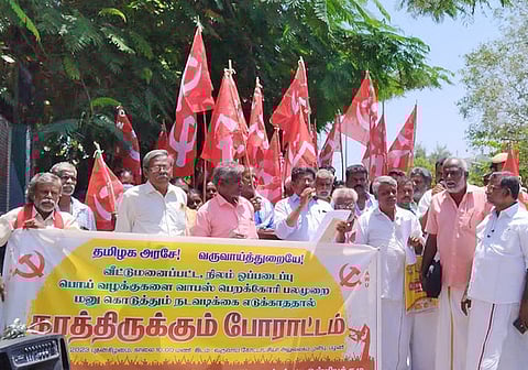 பழனி கோட்டாட்சியா் அலுவலகம் முன் அகில இந்திய விவசாயத் தொழிலாளா்கள் சங்கம் சாா்பில் புதன்கிழமை நடைபெற்ற காத்திருப்புப் போராட்டத்தில் பேசிய சங்கத்தின் மாவட்டச் செயலாளா் அருள்செல்வன்.