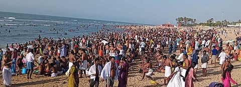 திருச்செந்தூர் கடலில் புனித நீராடி பக்தர்கள் வழிபாடு!