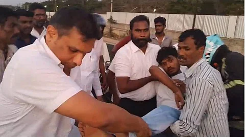 அவிநாசி அருகே தெக்கலூரில் விபத்தில் சிக்கிய இளைஞரை மீட்டு, சிகிச்சைக்கு தனது காரில் மருத்துவமனைக்கு அனுப்பி வைத்தார் எம்.பி. ஆ.ராசா.