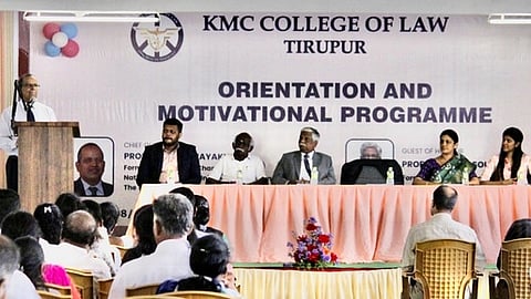 நிகழ்ச்சியில் பேசுகிறாா் தமிழ்நாடு டாக்டா் அம்பேத்கா் மற்றும் போபால் சட்டப் பல்கலைக்கழக முன்னாள் துணை வேந்தா் வி.விஜயகுமாா்.