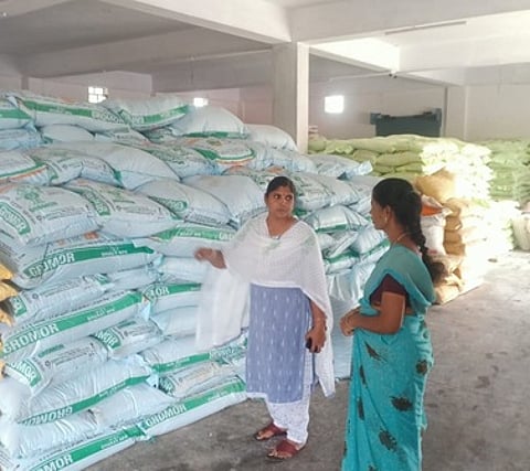 திண்டுக்கல்லில் உள்ள ஒரு உரக் கடையில் ஆய்வு மேற்கொண்ட வேளாண்மைத் துறை அலுவலா்கள்.