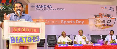 விழாவில் பேசுகிறாா் ரயில்வே துறையின் தேசிய தடகளப் பயிற்சியாளா் கே.எஸ்.முகமது நிசாமுதின்.