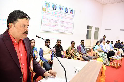 கிருஷ்ணன்கோவில் கலசலிங்கம் மருந்தாக்கியல் கல்லூரியில் புதன்கிழமை நடைபெற்ற கருத்தரங்கில் பேசிய கல்லூரி முதல்வா் நா. வெங்கடேசன்.