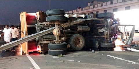 சாலையில் கவிழ்ந்து விபத்துக்குள்ளான லாரி.