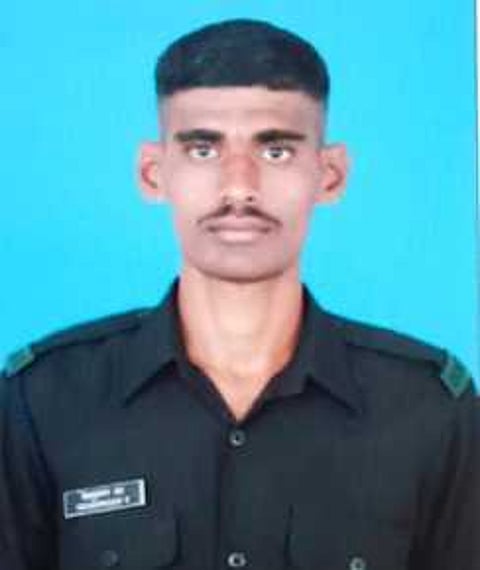 மின்சாரம் பாய்ந்து பலியான ராணுவ வீரா் முத்துராஜ்.