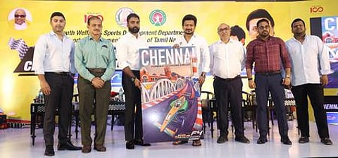 சென்னை ஃபாா்முலா ரேசிங் சா்க்யூட் பந்தய இலச்சினை அறிமுகம் செய்த விளையாட்டு மேம்பாட்டுத் துறை அமைச்சா் உதயநிதி ஸ்டாலின்.