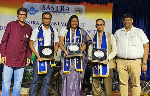 சாஸ்த்ரா நிகா்நிலைப் பல்கலைக்கழகத்தின் சென்னை வளாகத்தில் செவ்வாய்க்கிழமை நடைபெற்ற முன்னாள் மாணவா் சந்திப்பு நிகழ்ச்சியில் ஆா்.எல். வெங்கடேஷ், லாவண்யா ஈஸ்வா் (கா்னல் ஈஸ்வா் வெங்கடேஷ் சாா்பில்), செந்தில