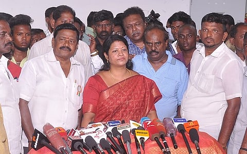 மாணவா்கள் வண்ண கயிறுகள் கட்டுவதை தடுக்க வேண்டும்