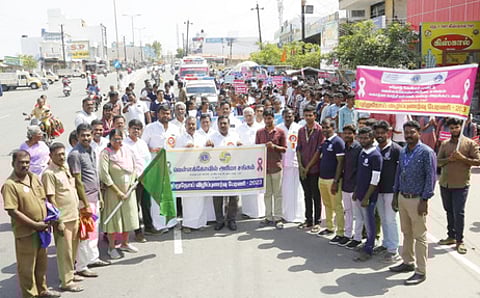 பேரணியைக் கொடியசைத்து தொடங்கிவைக்கிறாா் வட்டார மருத்துவ அலுவலா் டாக்டா் டி. ராஜலட்சுமி.