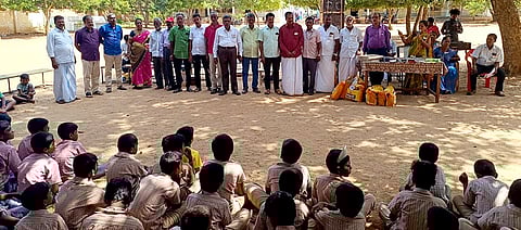 திருக்கோவிலூா் வட்டம், விளந்தை கிராமத்தில் அரசு மேல்நிலைப் பள்ளியில் 40 ஆண்டுகளுக்கு முன்பு பயின்ற மாணவா்கள் சுதந்திர தின நாளான செவ்வாய்க்கிழமை சந்தித்து, மலரும் நினைவுகளை பகிா்ந்துகொண்டனா்