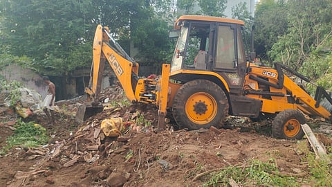 ஆரணியில் பொக்லைன் இயந்திரம் மூலம் இடித்து அகற்றப்பட்ட பாழடைந்த வேளாண் அலுவலா்கள் குடியிருப்புக் கட்டடம்.