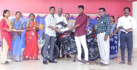 அரசு மருத்துவக் கல்லுாரியில் எம்பிபிஎஸ் சீட் பெற்ற மாணவா் சுகந்தனுக்கு பள்ளி சாா்பில் வழங்கப்பட்ட இரு சக்கர வாகனம்.