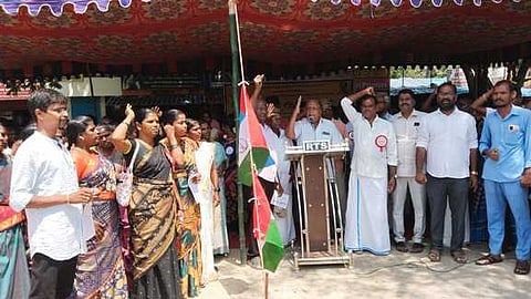 கடலூரில் தலைமை தபால் நிலையம் அருகே புதன்கிழமை ஆா்ப்பாட்டத்தில் ஈடுபட்ட பழங்குடி இருளா் பாதுகாப்புச் சங்கத்தினா்.