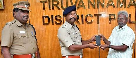 திருட்டுபோன கைப்பேசியை உரியவரிடம் ஒப்படைக்கிறாா் மாவட்ட எஸ்பி கி.காா்த்திகேயன். உடன் இணைய குற்றத் தடுப்புப் பிரிவின் கூடுதல் எஸ்பி பழனி.