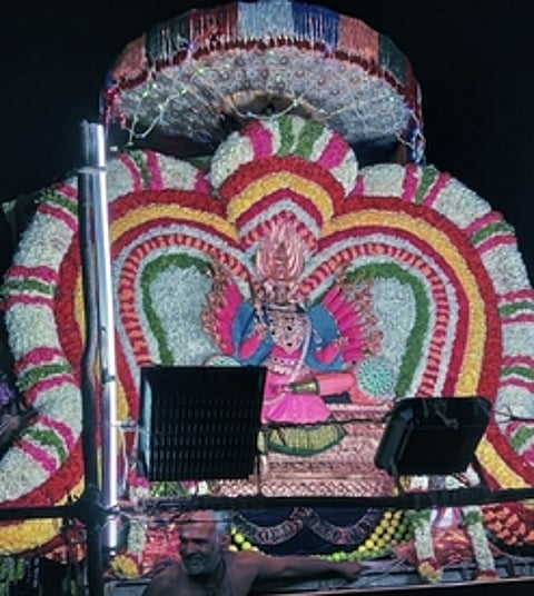 கொடநல்லூா் ஸ்ரீசெல்லியம்மன் கோயில் ஆடித் திருவிழாவையொட்டி, வீதியுலா சென்ற அம்மன்.