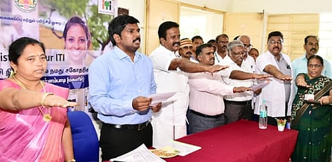 திருச்சி, புள்ளம்பாடி அரசினா் தொழிற்பயிற்சி நிலையத்தில் வியாழக்கிழமை ஆட்சியா் மா. பிரதீப்குமாா் தலைமையில், தேசிய குடற்புழு நீக்க முகாம் பணிகள் குறித்து உறுதிமொழியேற்ற அரசு அலுவலா்கள், மக்கள் பிரதிநிதி